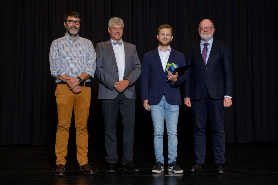 Valentin Dieterle (2.v.rechts) erhält seine Auszeichnung von Regierungsvizepräsident Klemens Ficht (rechts) sowie von den Vertretern des Verbandes Ingo Schwehr (links) und Hannes Thieringer (2.v.li.)